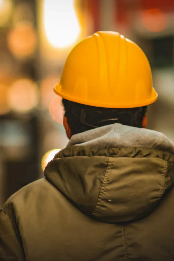 Pekerja general worker di lokasi industri